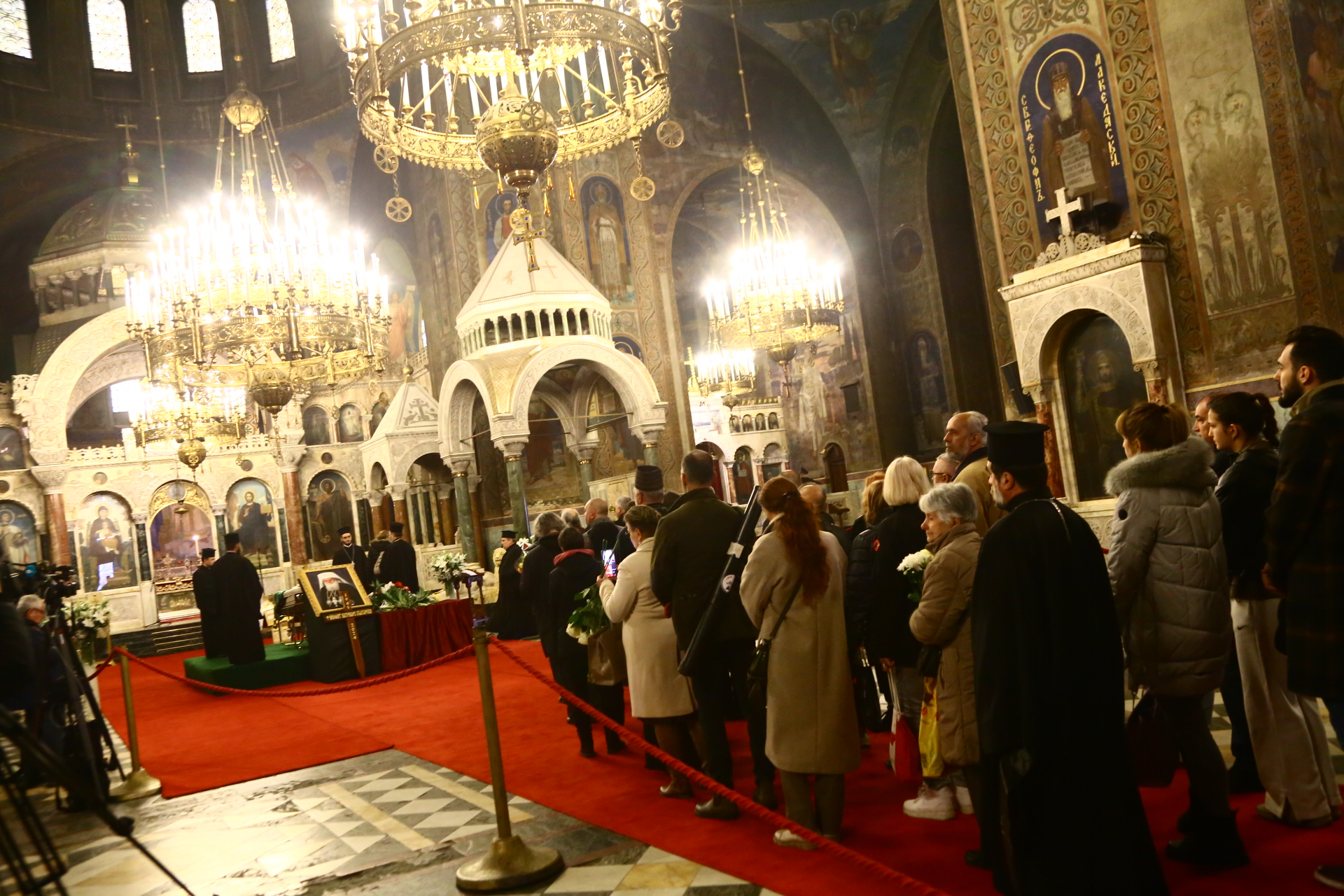 България скърби за патриарх Неофит, първи почит отдадоха... СНИМКИ