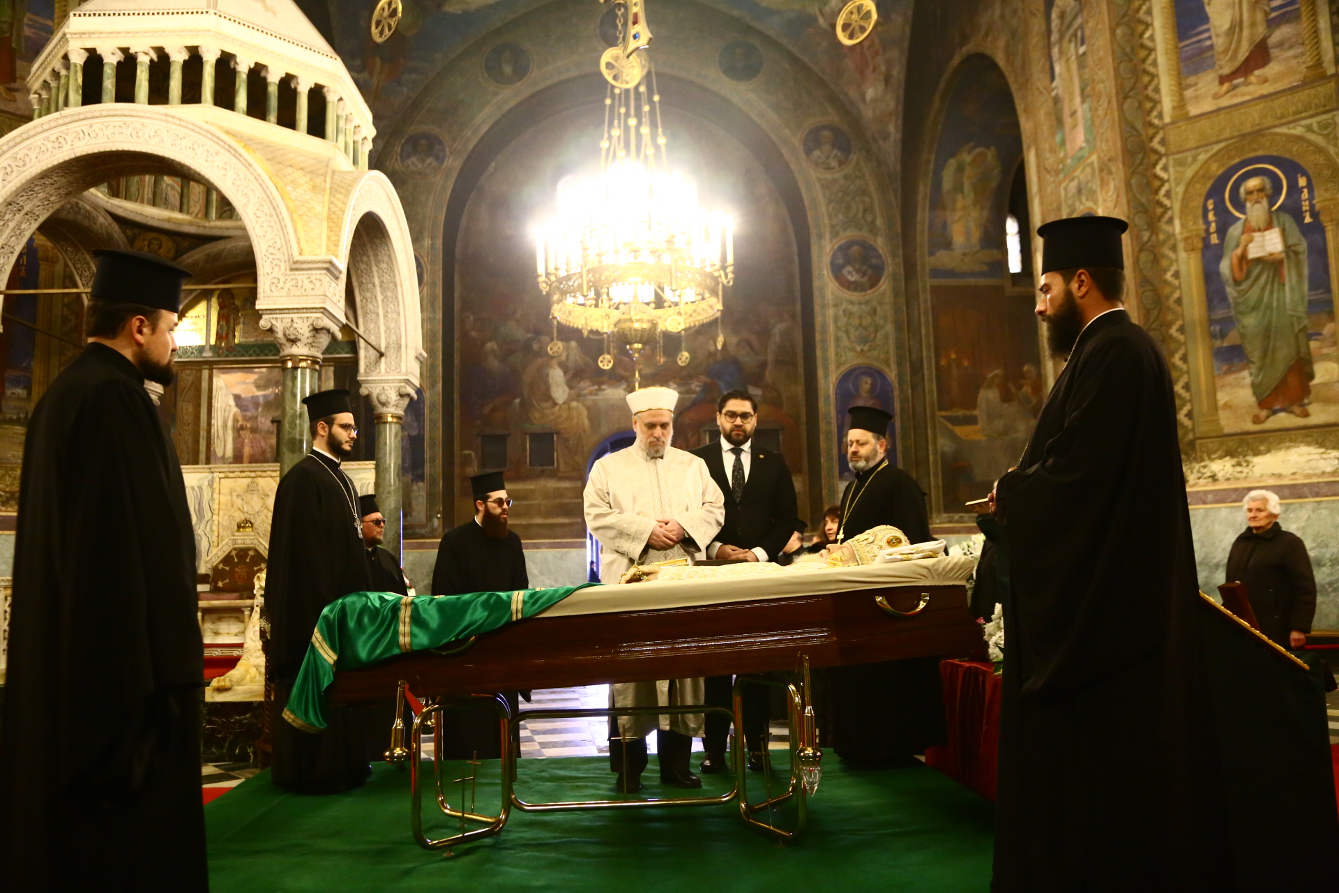 България скърби за патриарх Неофит, първи почит отдадоха... СНИМКИ