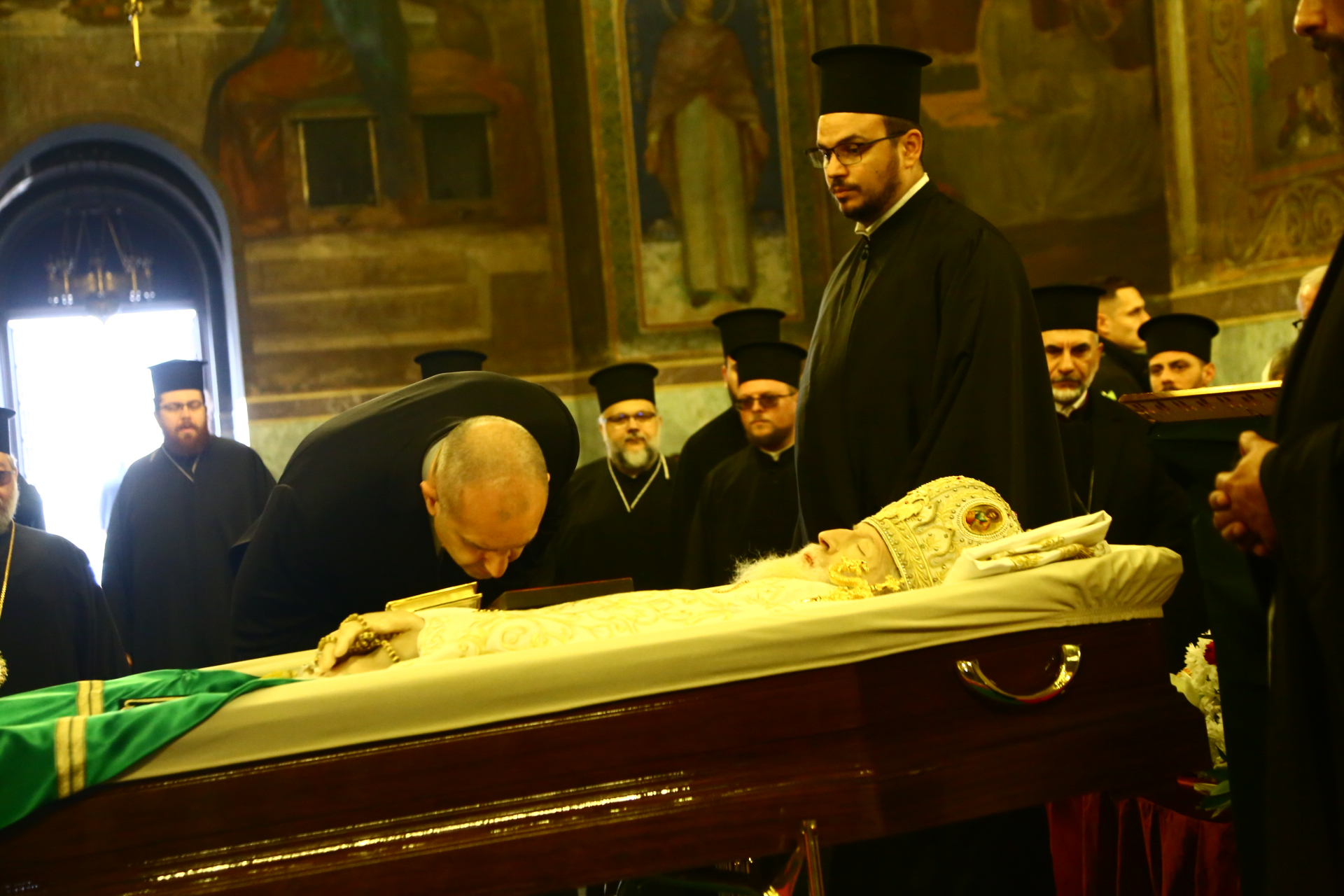 България скърби за патриарх Неофит, първи почит отдадоха... СНИМКИ