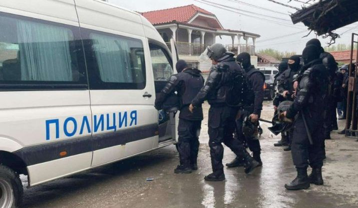 Свиреп юмручен екшън в ромската махала на Кюстендил, ехтят изстрели