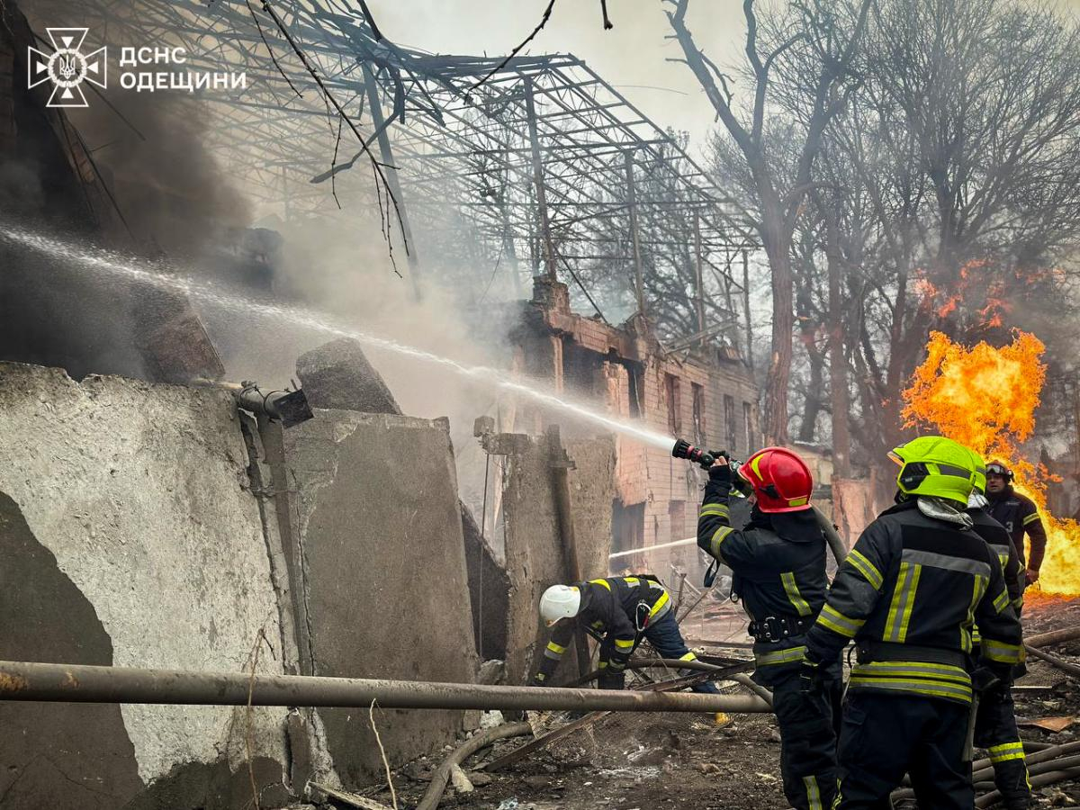 Ужасът в Одеса: Втори ракетен удар се стоварил над спасителите докато вадели хора СНИМКИ 18+
