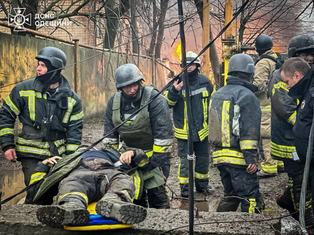 Ужасът в Одеса: Втори ракетен удар се стоварил над спасителите докато вадели хора СНИМКИ 18+