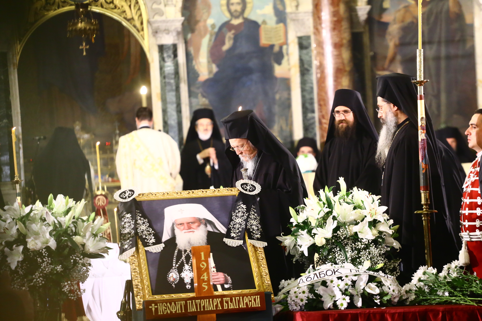 Траурен детайл обвърза погребението на патриарха и цар Борис III СНИМКИ
