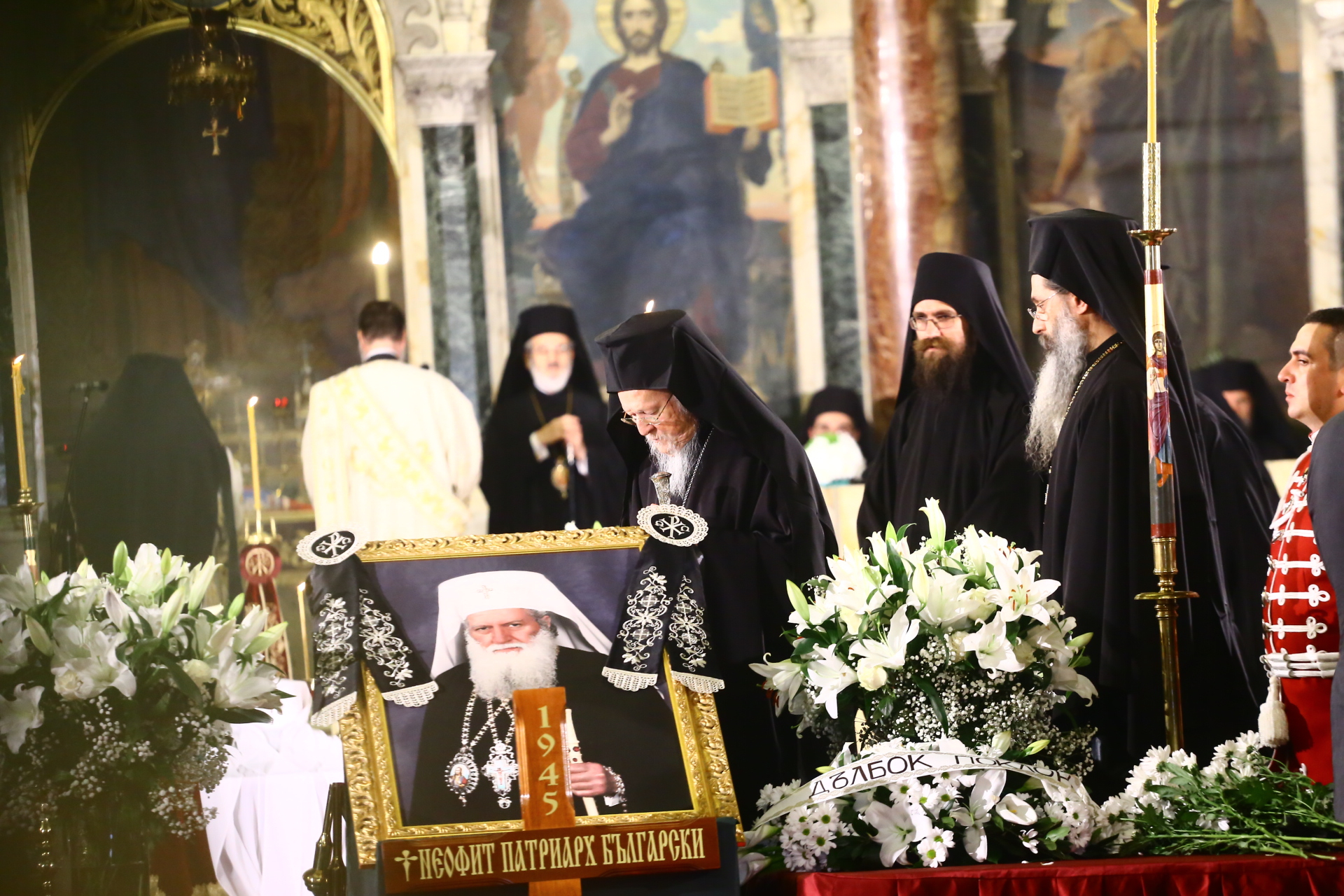 Траурен детайл обвърза погребението на патриарха и цар Борис III СНИМКИ