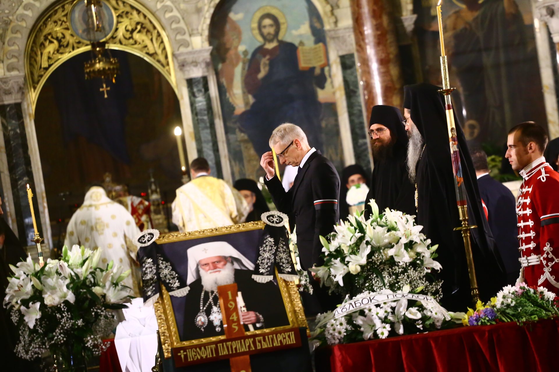 Траурен детайл обвърза погребението на патриарха и цар Борис III СНИМКИ
