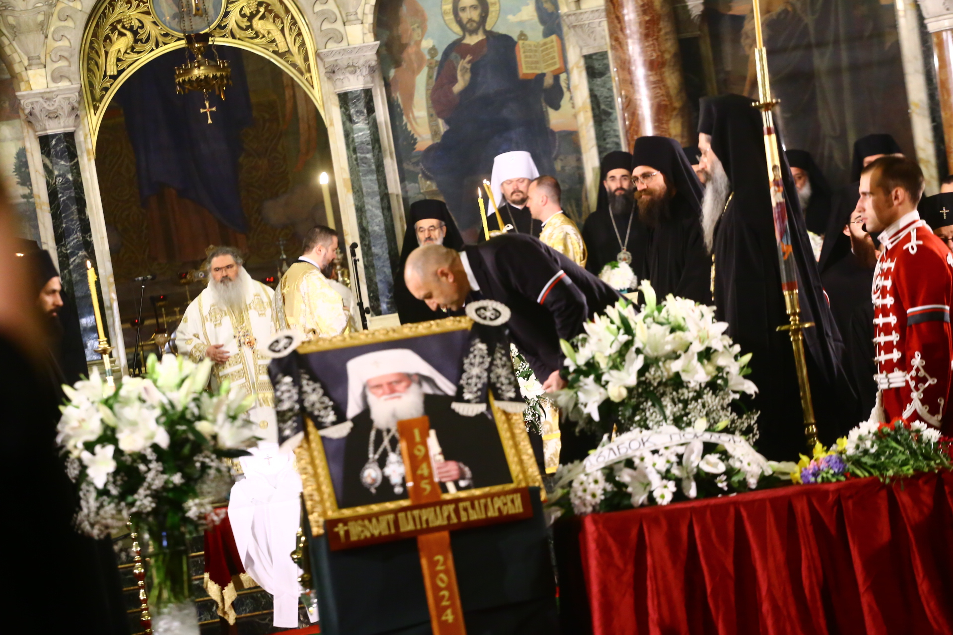 Траурен детайл обвърза погребението на патриарха и цар Борис III СНИМКИ