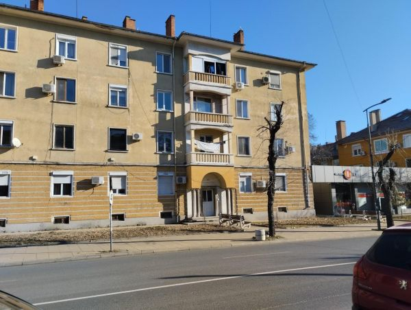 Апетитна оферта за обширен апартамент в центъра на голям наш град изненада всички