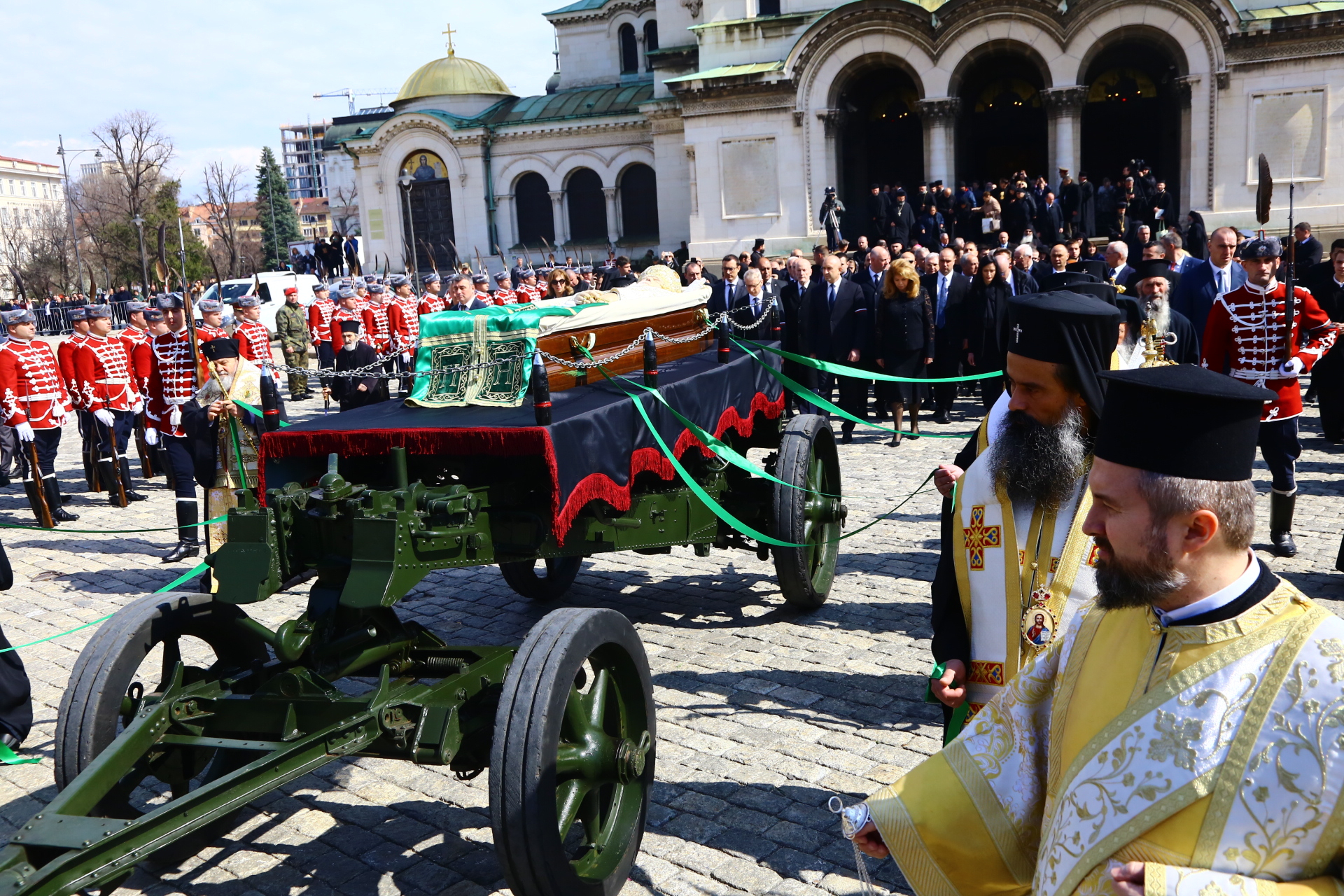 С ритуали за държавен глава: Погребват патриарх Неофит ВИДЕО