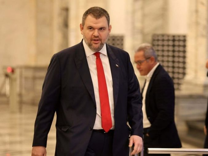 Пеевски към Борисов и Кирил Петков: Направете всичко възможно да намерите съгласие за кабинет до 12 часа днес!