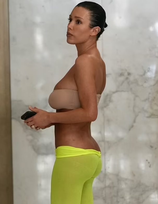Кание Уест разголи безсрамно жена си и показа задните й части СНИМКИ 18+