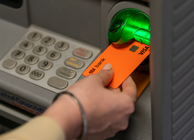 Tbi bank добавя към карта neon опция за теглене на пари в брой от шопинг лимита с до 50 дни безлихвен период