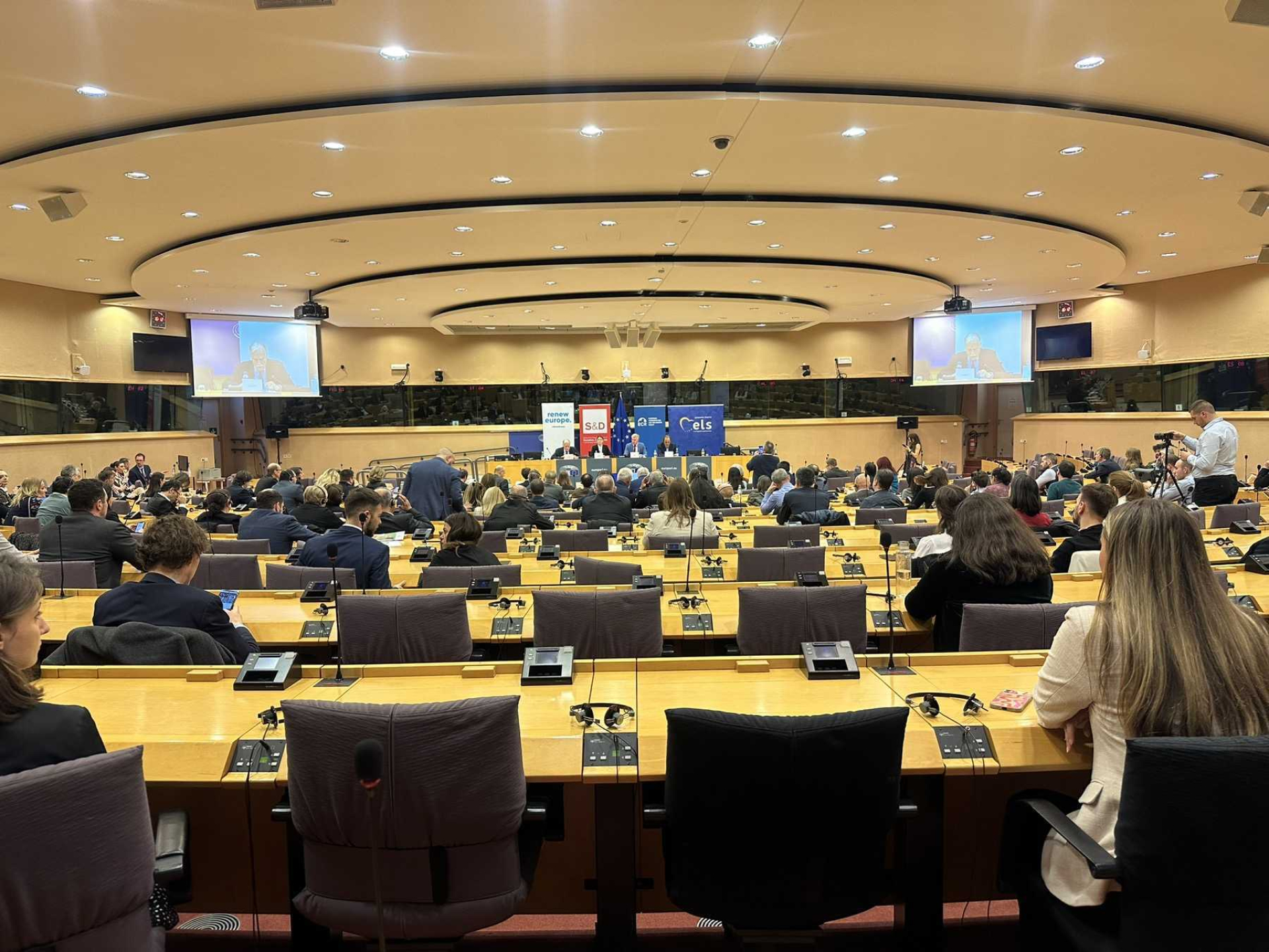 Цветелина Пенкова посрещна в Европейския парламент американския режисьор и носител на 4 награди „Оскар“ Оливър Стоун