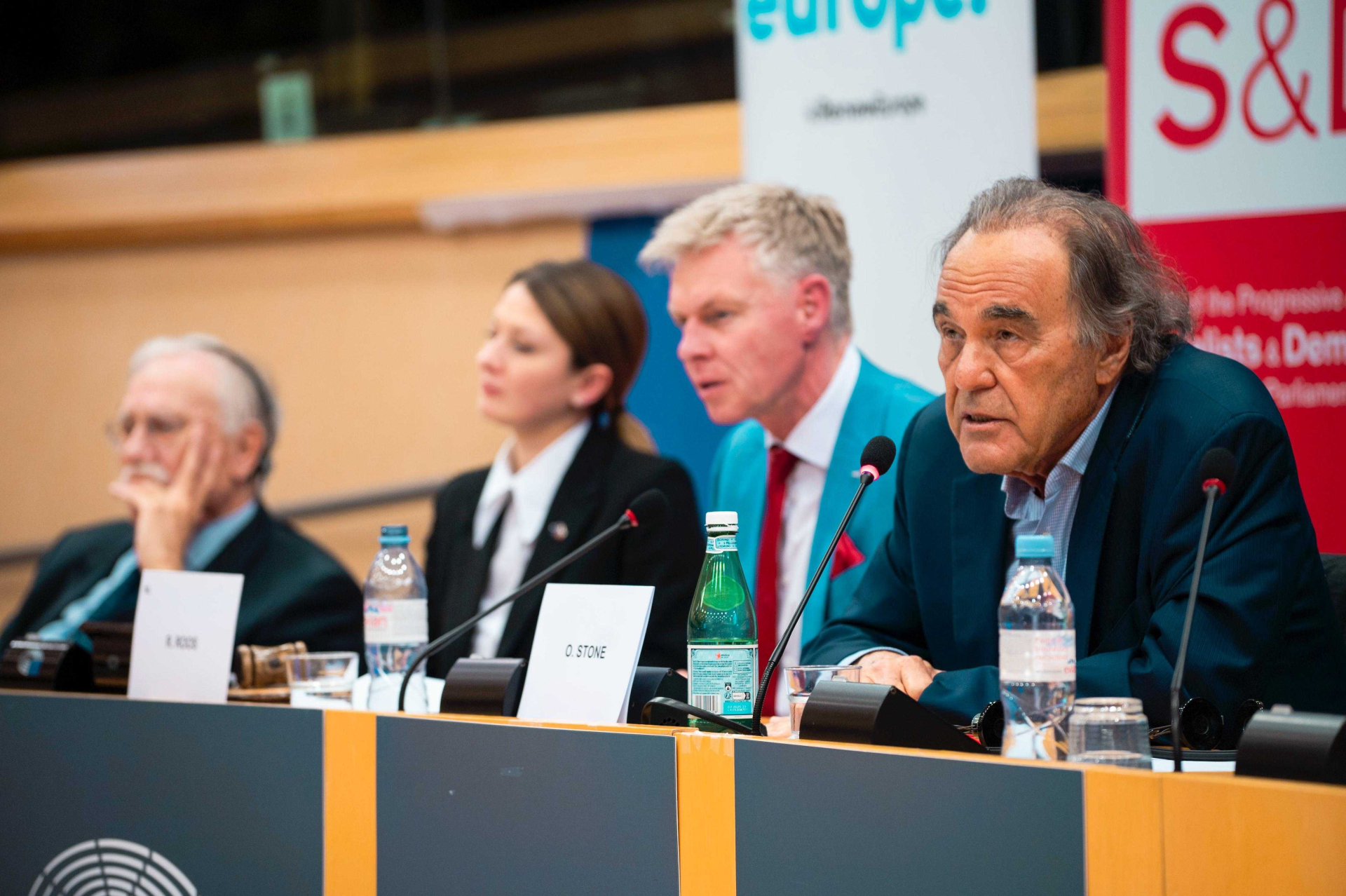 Цветелина Пенкова посрещна в Европейския парламент американския режисьор и носител на 4 награди „Оскар“ Оливър Стоун
