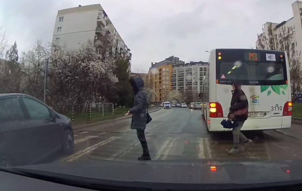Инфарктна ситуация с автобус, кола и пешеходци в София, всички се хванаха за сърцето ВИДЕО
