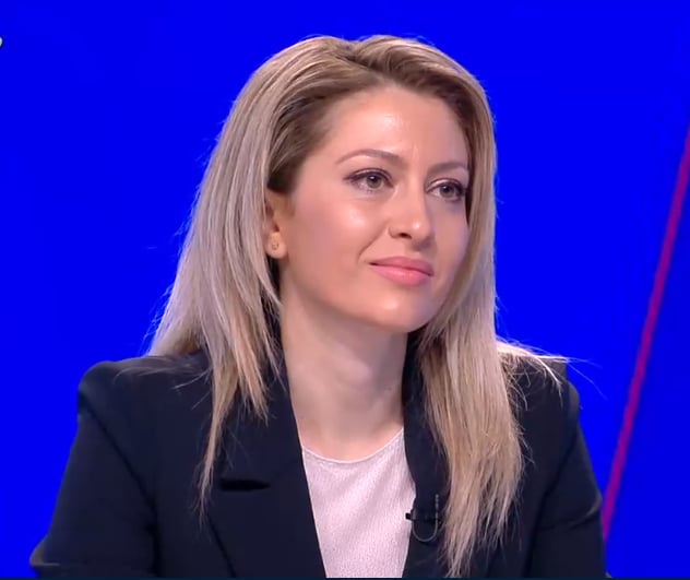 Красива депутатка от ГЕРБ-СДС нагорещи страстите около драмите с ПП-ДБ
