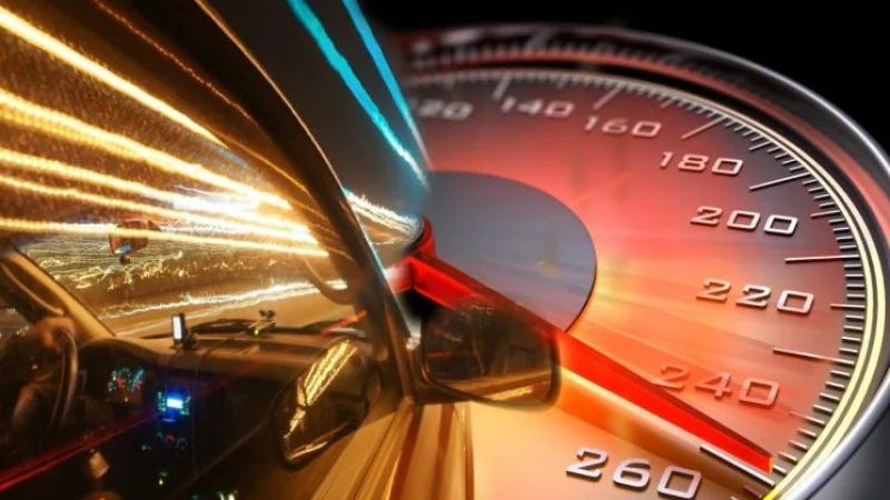 Перчи се: 20-годишен джигит летя с 260 км/ч, за да впечатли момиче СНИМКИ