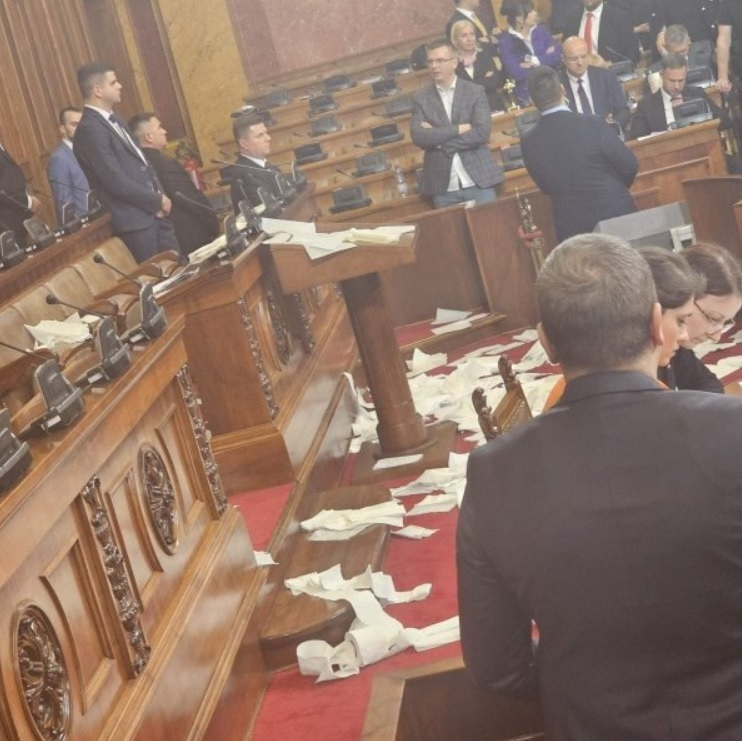 Неочакван тоалетен спор възникна в сръбския парламент СНИМКИ
