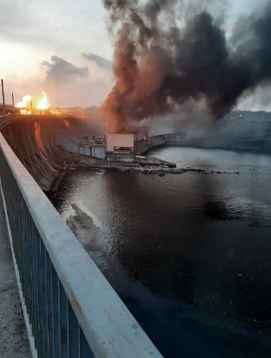 Очевидец засне как ракета удря ВЕЦ-а в Днепър ВИДЕО 