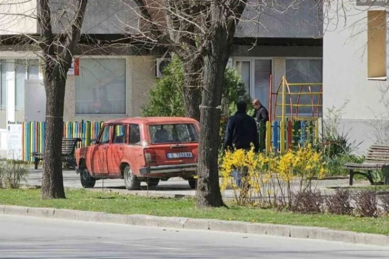 Благоевградчани гледат и не вярват, такава наглост в центъра не е ставала СНИМКА 