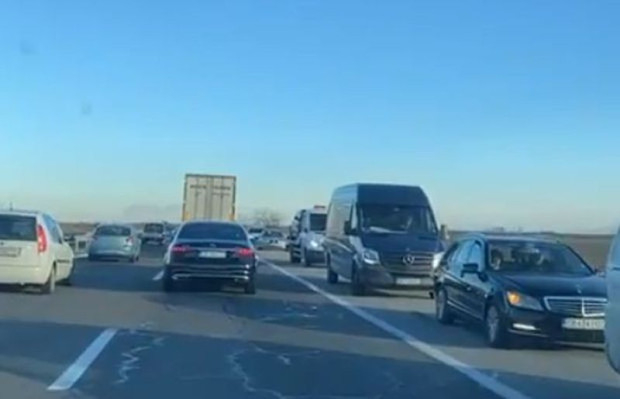 Ад на АМ "Тракия", двама млади се борят за живота си