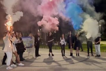 Димки, свирки и крясъци насред Казанлък по тъмна доба, ето какво се случва ВИДЕО