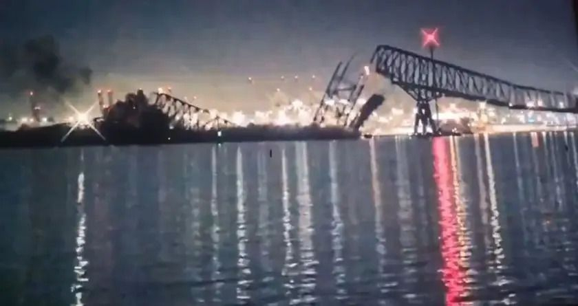 Невиждан ужас! Кораб се блъсна в мост, коли и хора паднаха във водата ВИДЕО