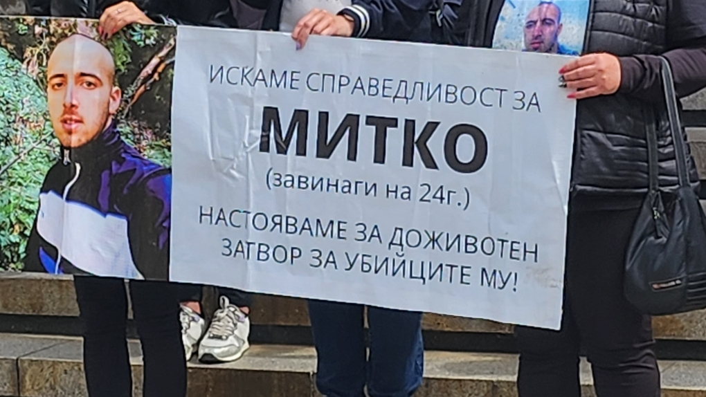 Майката на Митко разкри как се разминават версиите на близнаците за убийството му СНИМКИ