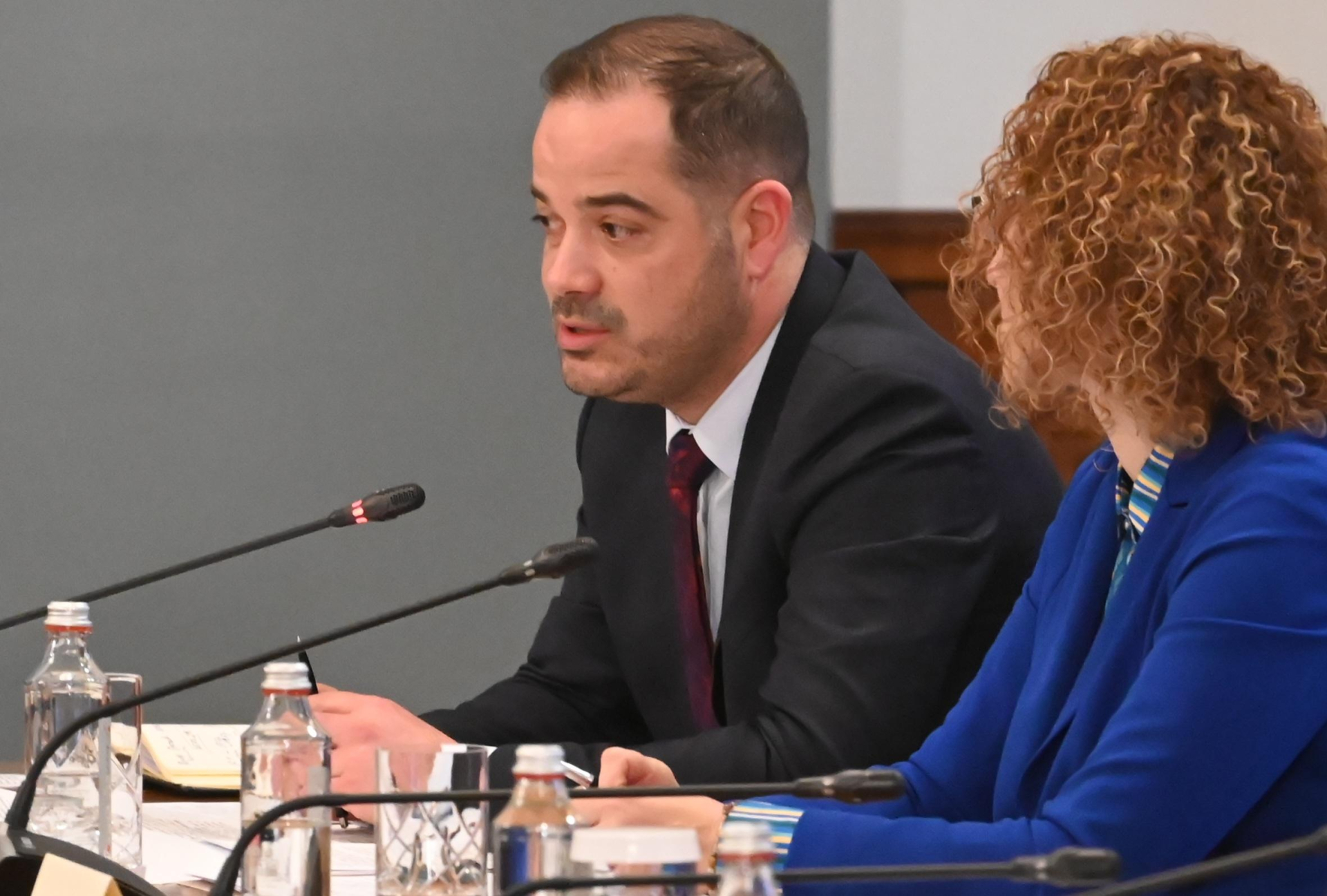 Богомил Бонев тропна по масата: Оставете на мира този министър!
