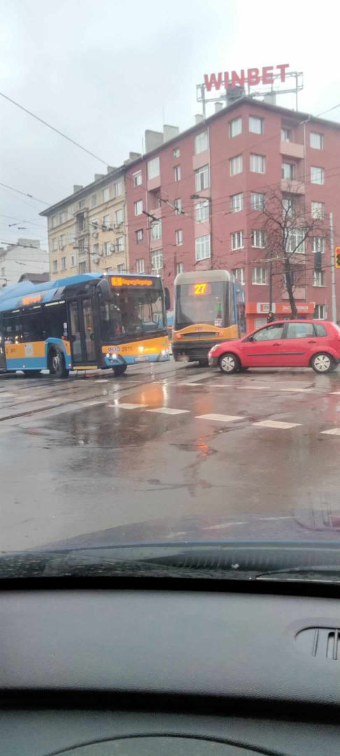 Първо в БЛИЦ! Извънредна ситуация на "Петте кьошета" в София СНИМКИ