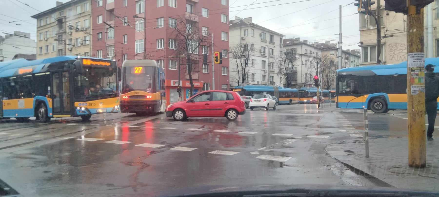 Първо в БЛИЦ! Извънредна ситуация на "Петте кьошета" в София СНИМКИ