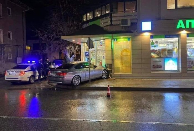 Кърджалиец влетя с колата си в аптека в Пловдив СНИМКА