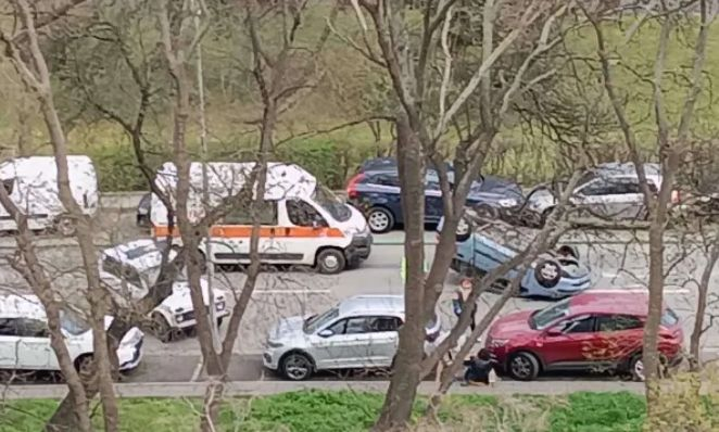 Телефонът ѝ паднал между педалите: Перничанка се обърна по таван в Бургас СНИМКИ