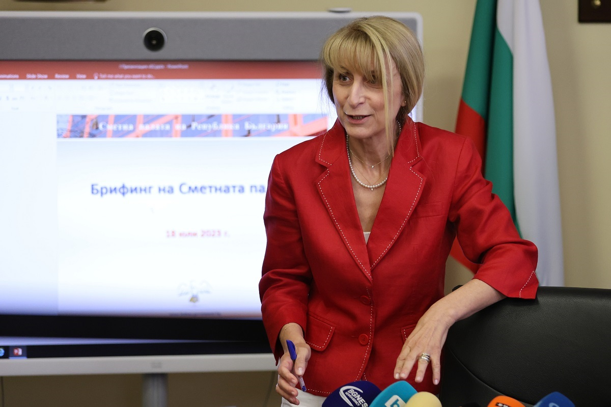 Радев е в безизходица: Само тази важна дама става за служебен премиер! СНИМКА