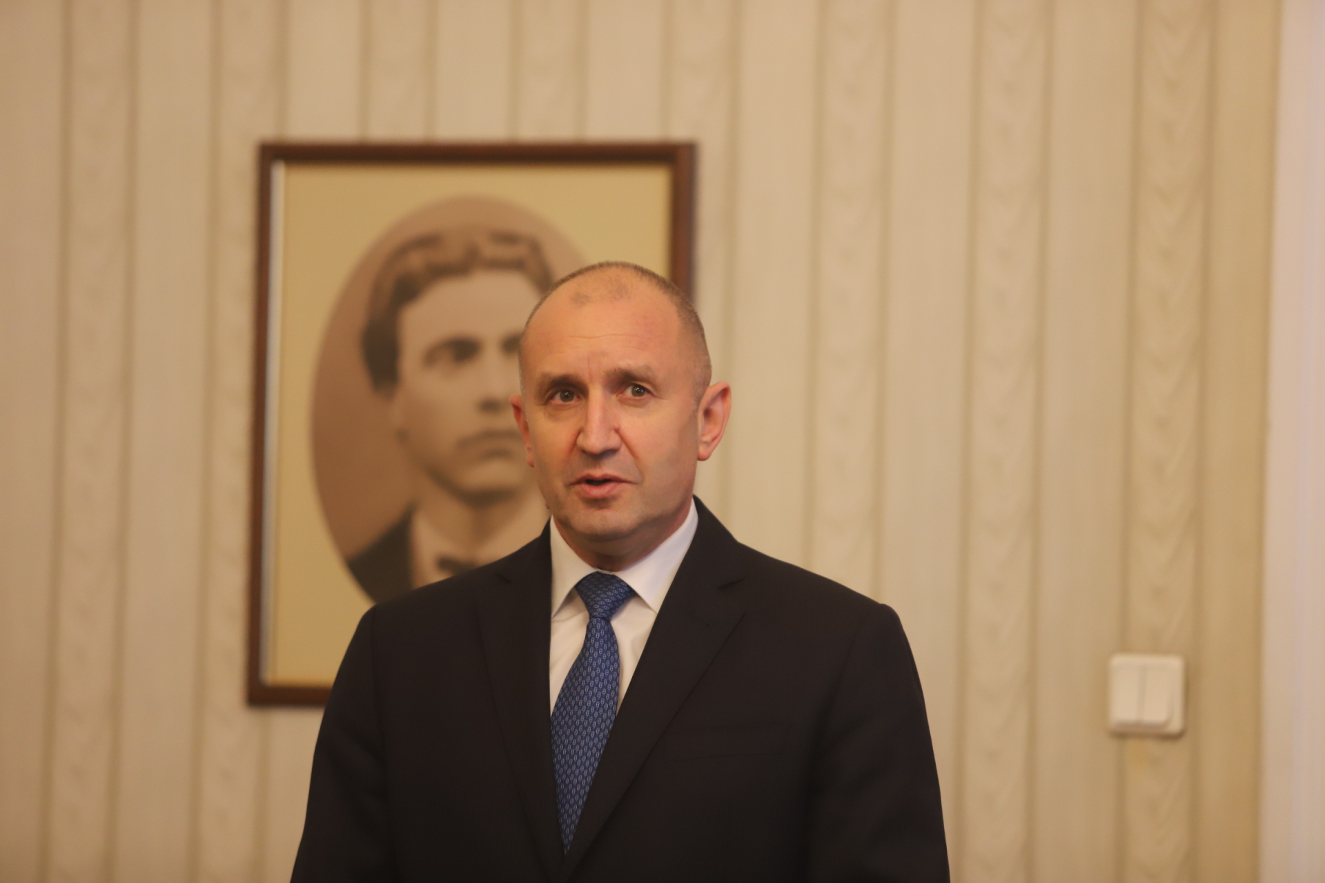 Шефът на "Галъп" приземи Радев