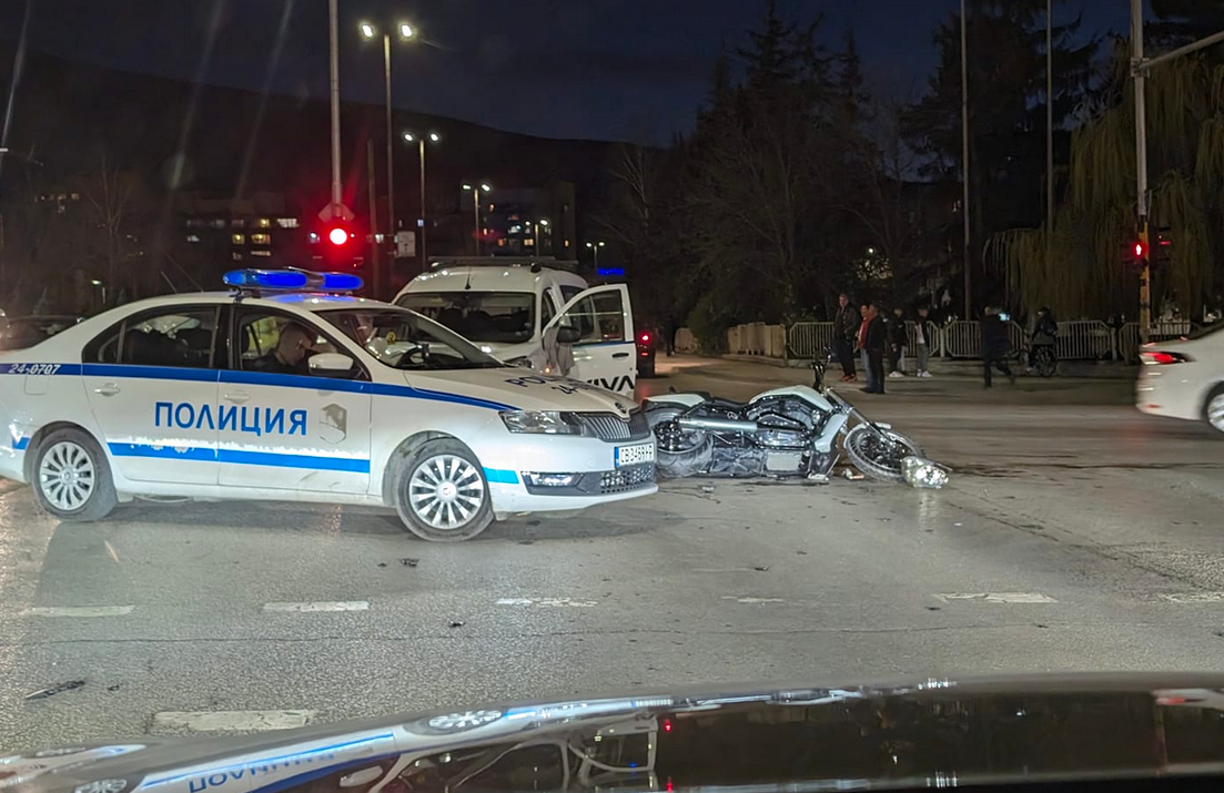 Катастрофа в София, полиция и линейка блокираха кръстовище СНИМКИ