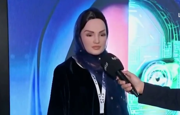 Саудитска Арабия представи първия женски робот, но не говори за теми табу ВИДЕО