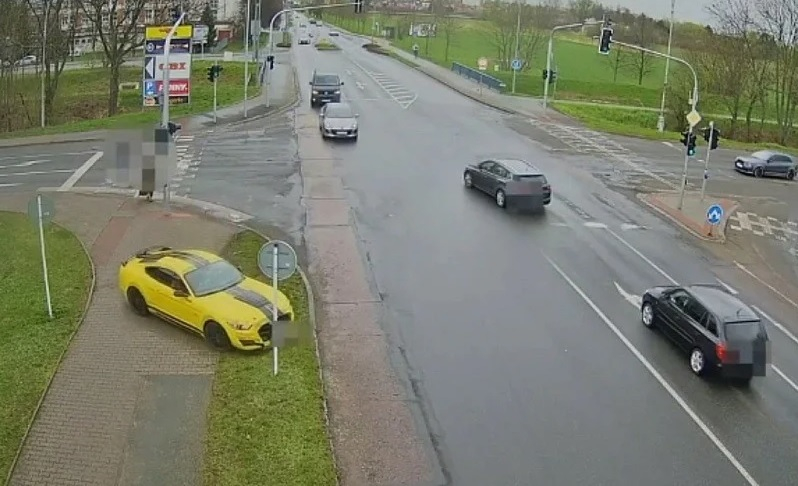 Зрелищни ВИДЕА: Шофьор форсира Ford Mustang и направи голяма глупост