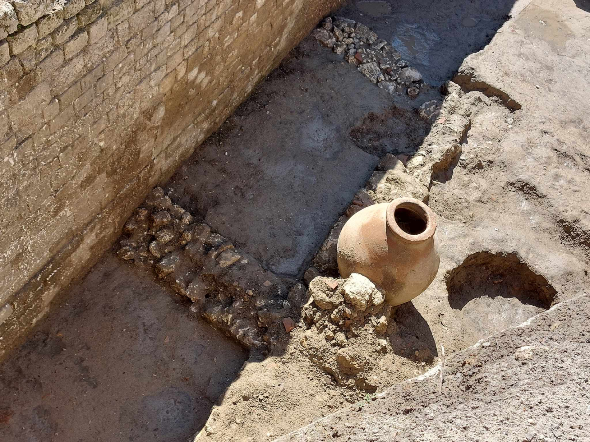 Археолози откриха уникална находка при разкопки в Русе СНИМКИ