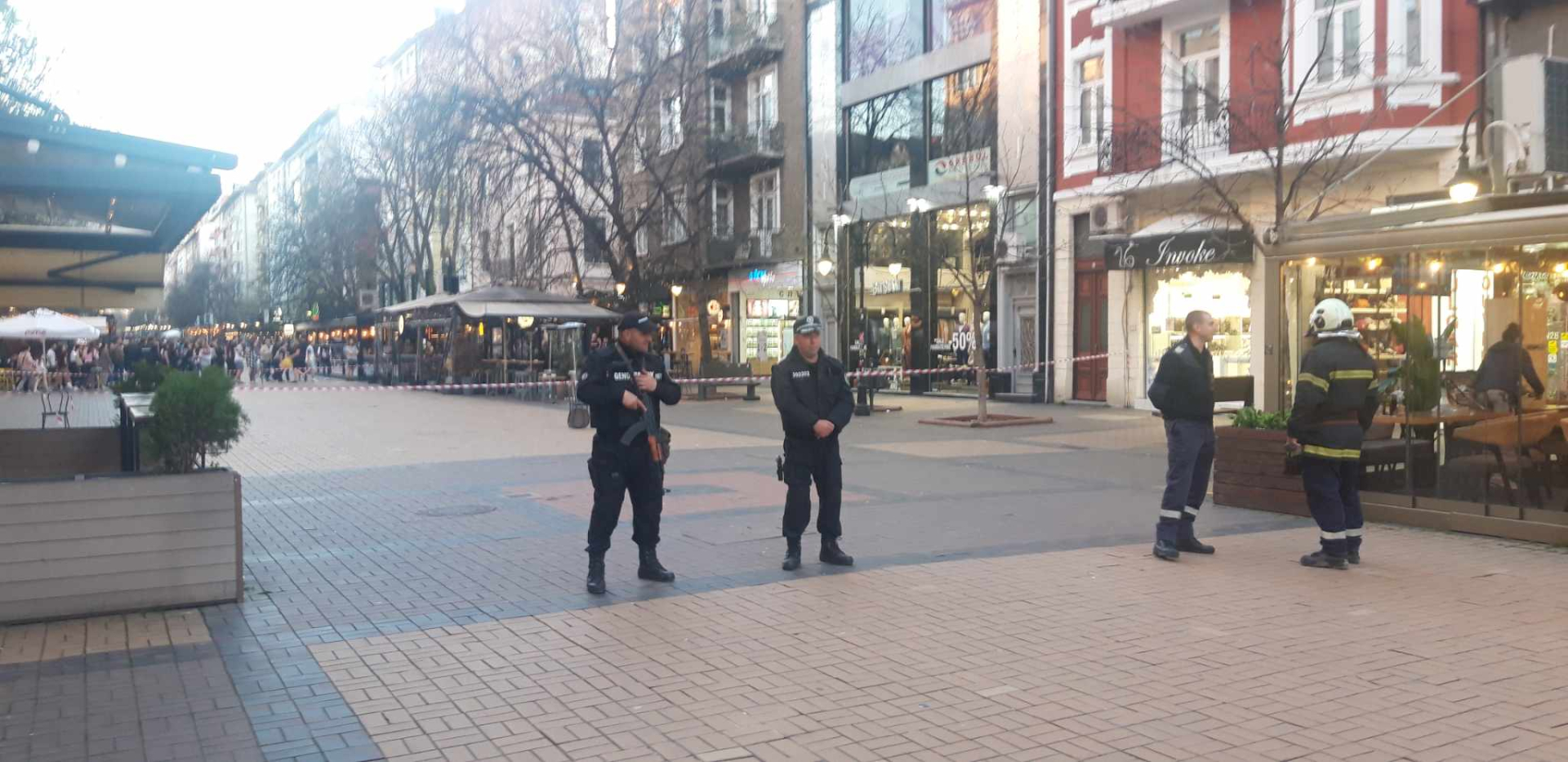 Първо в БЛИЦ! Паника на "Витошка" в София, евакуират хора СНИМКИ