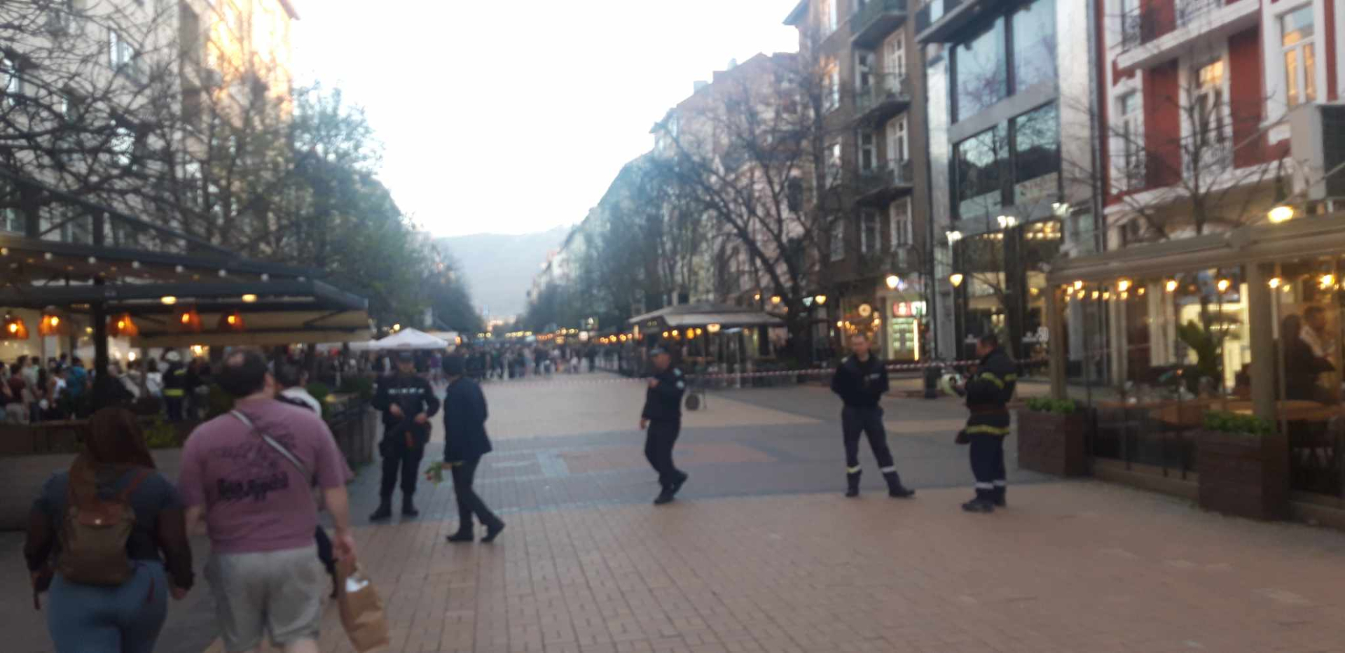Първо в БЛИЦ! Паника на "Витошка" в София, евакуират хора СНИМКИ
