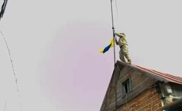 Лондон съобщи за малък напредък на руските войски, а в същото време украинците развяха знамена до границата ВИДЕО