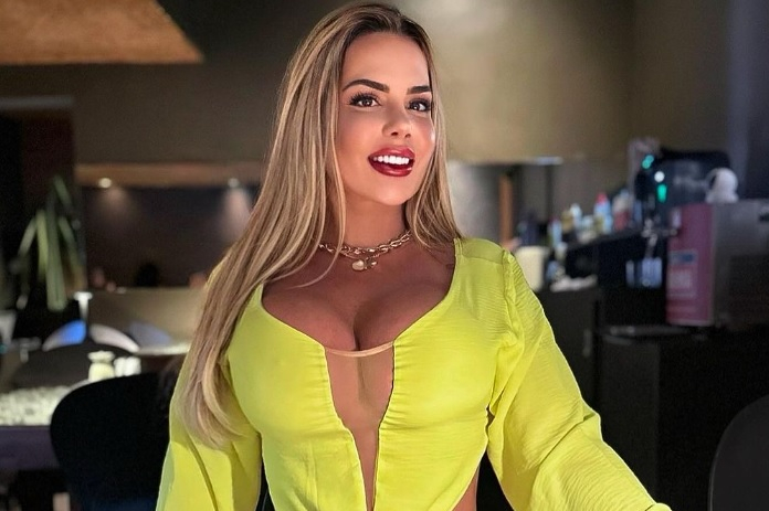 Най-сексапилната юристка в света се разголи за радост на феновете СНИМКИ 18+