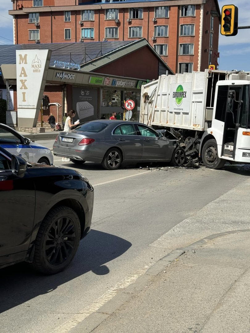 Такова меле в София не сте виждали: В какво се блъсна гъзарски мерцедес? СНИМКИ