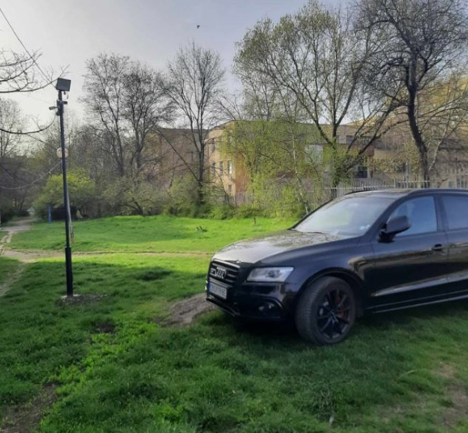 Защото е демокрация? Гъзар от "Люлин" си "набра" паркомясто, следи го с камера СНИМКИ