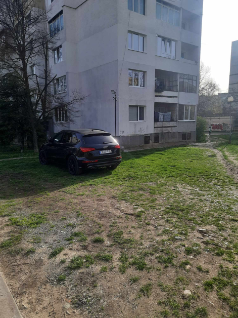Защото е демокрация? Гъзар от "Люлин" си "набра" паркомясто, следи го с камера СНИМКИ