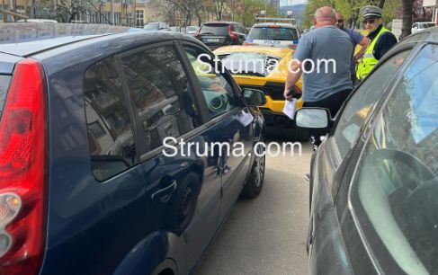 Шофьор с гъзарско "Ламборгини" изпищя на умряло в Благоевград СНИМКИ 