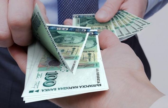 Тежък удар по фирмите за бързи кредити, започват да връщат пари заради…
