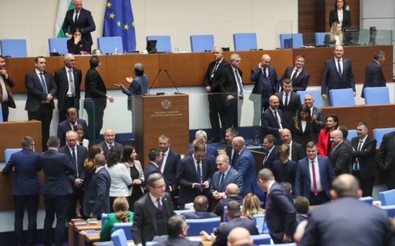 Парламентът създаде комисия след над 4 часа дебати, ето какво ще проверява