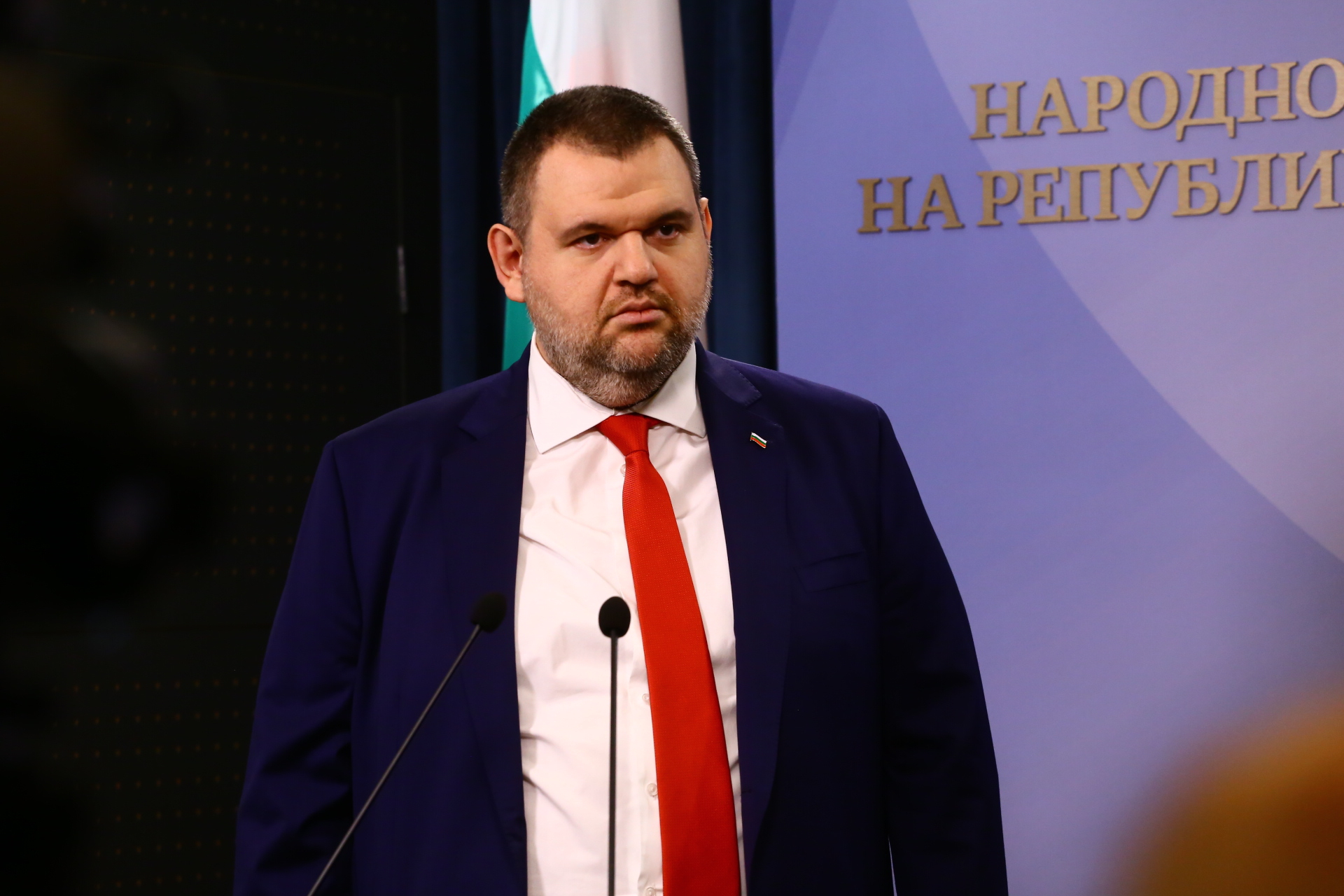 Пеевски и ДПС отговориха на въпроси на журналист от "Файненшъл Таймс"