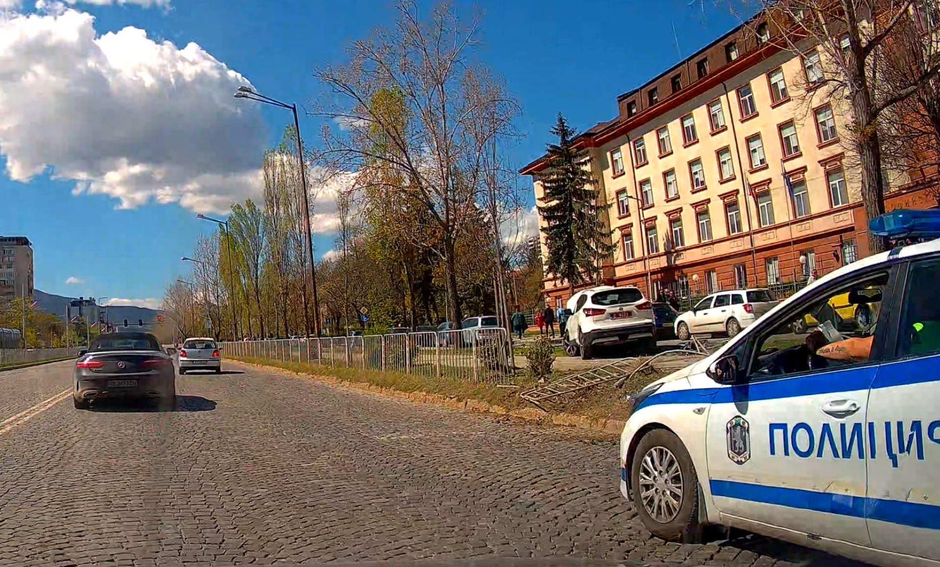 Първо в БЛИЦ: Зрелищна катастрофа с дипломатически джип пред Софийски районен съд СНИМКА